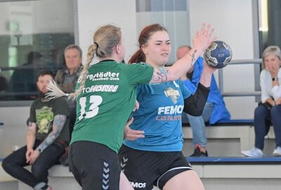 HSV-Frauen holen zwei Siege in zwei Tagen - Die Zwönitzerinnen - am Ball Laura-Jane Mosel- haben einen Heimsieg gegen Burgstädt geholt. Foto: Ralf Wendland