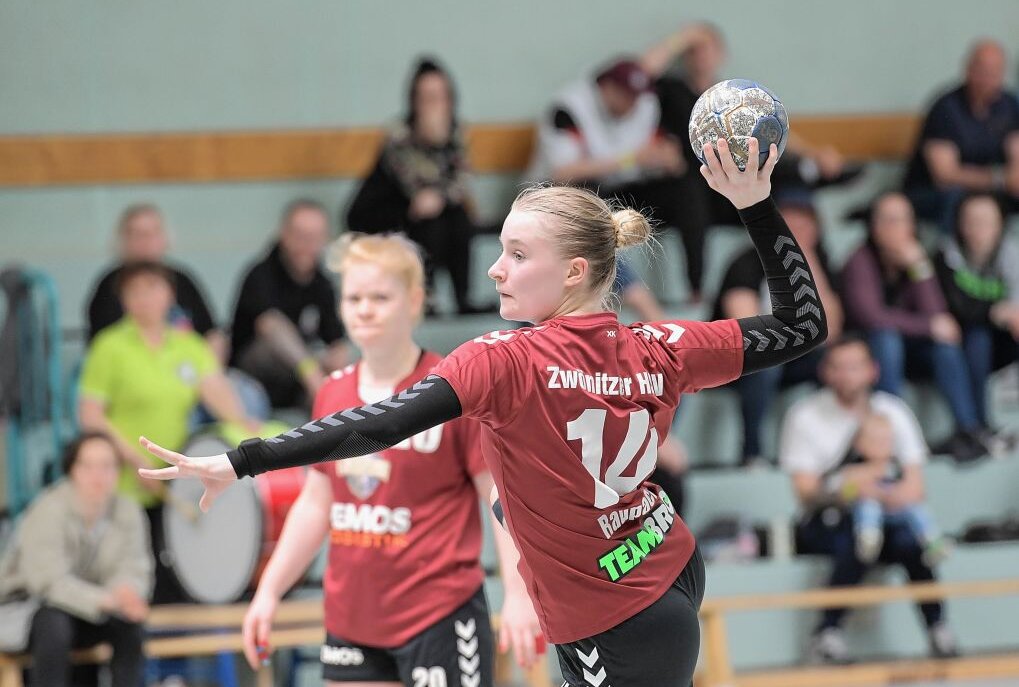 HSV-Frauen mit Niederlage im letzten Spiel - Die Handballerinnen des Zwönitzer HSV - am Ball Marie Raupach - haben das letzte Spiel der Saison auswärts gegen den HC Glauchau/Meerane verloren. Foto: Ralf Wendland