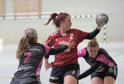 HSV-Frauen mit Niederlage im letzten Spiel - Die Handballerinnen des Zwönitzer HSV - am Ball Laura-Jane Mosel - haben das letzte Spiel der Saison auswärts gegen den HC Glauchau/Meerane verloren. Foto: Ralf Wendland