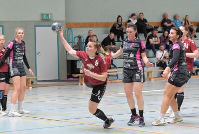 HSV-Frauen mit Niederlage im letzten Spiel - Die Handballerinnen des Zwönitzer HSV - am Ball Laura Kaulfuß - haben das letzte Spiel der Saison auswärts gegen den HC Glauchau/Meerane verloren. Foto: Ralf Wendland