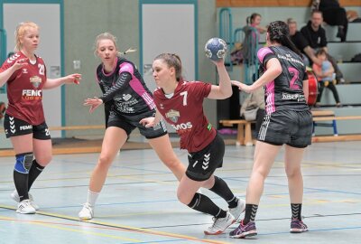 HSV-Frauen mit Niederlage im letzten Spiel - Die Handballerinnen des Zwönitzer HSV - am Ball Sarah Riedel - haben das letzte Spiel der Saison auswärts gegen den HC Glauchau/Meerane verloren. Foto: Ralf Wendland