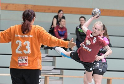 HSV-Frauen mit Niederlage im letzten Spiel - Die Handballerinnen des Zwönitzer HSV - am Ball Helen Haunschild - haben das letzte Spiel der Saison auswärts gegen den HC Glauchau/Meerane verloren. Foto: Ralf Wendland
