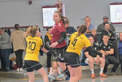 HSV-Frauen müssen sich Plauen-Oberlosa geschlagen geben - Die HSV-Frauen - am Ball Laura Kaulfuß - haben sich dem SV 04 Plauen-Oberlosa geschlagen geben müssen. Foto: Ramona Schwabe