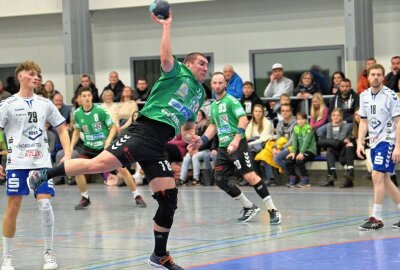 HSV muss sich im Derby Auer Juniorteam geschlagen geben - Die Handballer des Zwönitzer HSV - am Ball Vaclav Kotesovec - mussten sich dem Auer Juniorteam geschlagen geben. Foto: Ramona Schwabe
