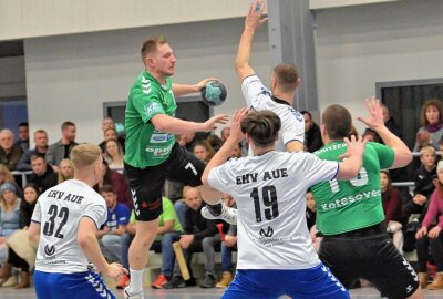 HSV muss sich im Derby Auer Juniorteam geschlagen geben - Die Handballer des Zwönitzer HSV - am Ball Clemens Fritsch - mussten sich dem Auer Juniorteam geschlagen geben. Foto: Ramona Schwabe