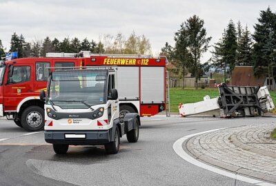 Hubbühne kippt im Kreisverkehr um und verliert Öl - Ein Multicar verliert eine Hubbühne. Foto: LausitzNews.de/ Jens Kaczmarek
