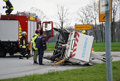 Hubbühne kippt im Kreisverkehr um und verliert Öl - Ein Multicar verliert eine Hubbühne. Foto: LausitzNews.de/ Jens Kaczmarek