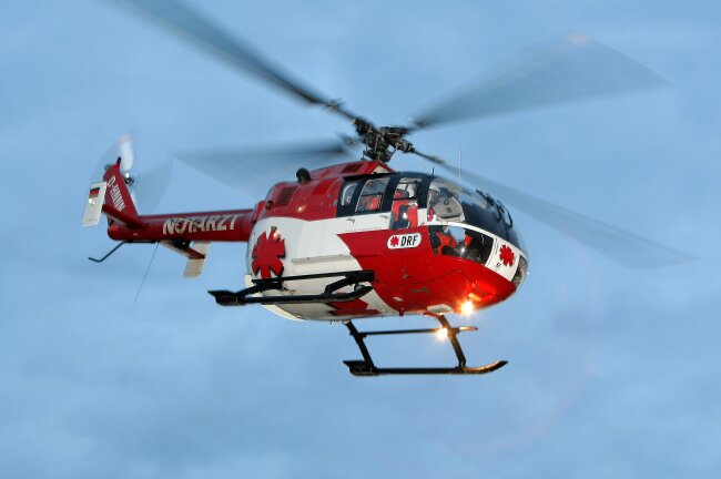 Hubschraubereinsatz in Langenbernsdorf: LKW kracht gegen Haus - Der 53-Jährige wurde mit schweren Verletzungen in ein Krankenhaus gebracht.