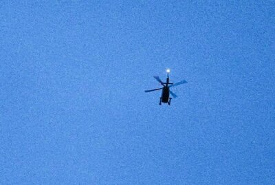 Hubschraubereinsatz über Dresden: Polizei sucht vermisste Frau - Der Polizei-Hubschrauber bei der Suchaktion am Montagabend. Foto: xcitepress