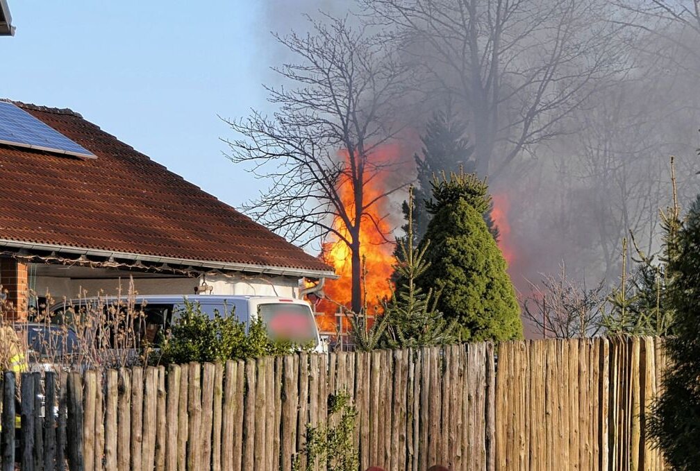 In Grimma stand am Samstag ein Hühnerstall in Flammen. Foto: Sören Müller