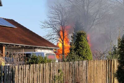 Hühnerstall in Grimma brennt lichterloh - In Grimma stand am Samstag ein Hühnerstall in Flammen. Foto: Sören Müller
