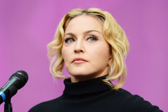 Nachdem Instagram freizügige Bilder von Madonna gelöscht hatte, reagierte der Popstar verärgert - und lud die Motive erneut hoch, dieses Mal aber zensiert.