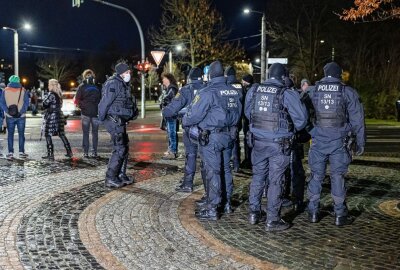 Hunderschaft kann Corona-Demonstration in Plauen unterbinden - Die Polizei löste die Demo auf. Foto: B&S