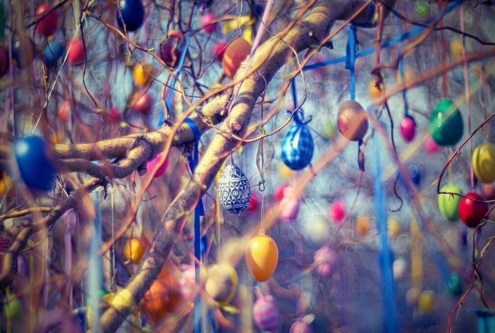 Hunderte Eier für Osterbrunnen - In Werdau wurde kräftig angepackt. Freiwillige dekorierten den Brunnen. Foto: Pixabay