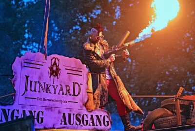 Hunderte Grusel-Fans strömten zur letzten Halloween-Party in den Freizeitpark Plohn - Freak "Vigor" hantiert zu Musik von "Rammstein" mit dem Flammenwerfer. Foto: Thomas Voigt