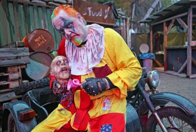 Hunderte Grusel-Fans strömten zur letzten Halloween-Party in den Freizeitpark Plohn - Den Hamburger Grusel-Clown Thorsten Terschlüsen treibt es immer wieder nach Plohn. Foto: Thomas Voigt