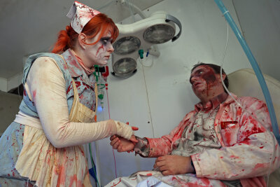 Hunderte Grusel-Fans strömten zur letzten Halloween-Party in den Freizeitpark Plohn - In der Horror-Klinik bei "Schwester Heidi" stockte den Besuchern der Atem. Foto: Thomas Voigt 