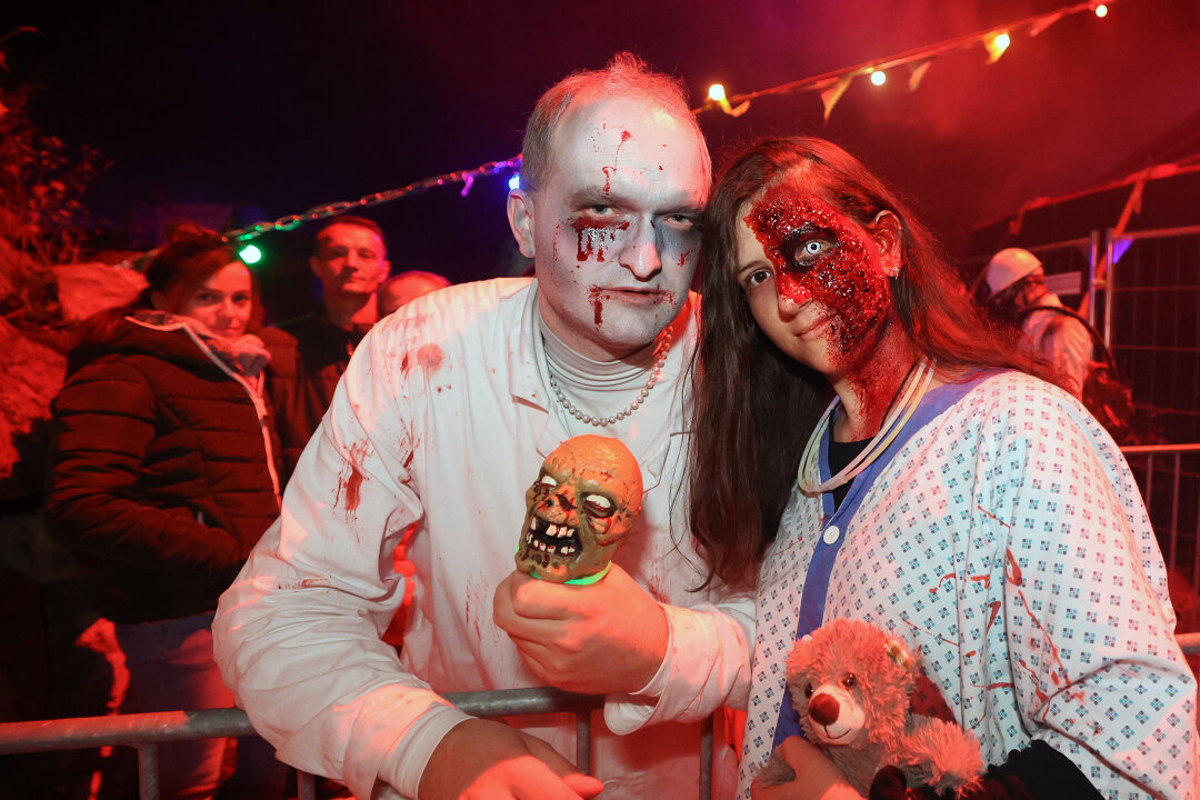 Hunderte Grusel-Fans strömten zur letzten Halloween-Party in den Freizeitpark Plohn - Stella Süß aus Limbach trug in ihrem Gesicht eine Mischung aus Haferflocken und Kunstblut auf.   Bei diesem Anblick flogen ihr die Herzen der Monster nur so zu.  Foto: Thomas Voigt 