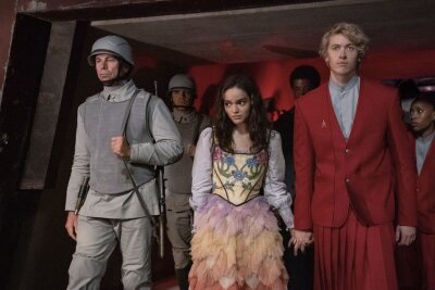 Die zwangsrekrutierte Lucy Gray Baird (Rachel Zegler) und ihr Mentor Coriolanus Snow (Tom Blyth, rechts) sollen die zehnten Hungerspiele von Panem in ein aufregendes Spektakel verwandeln.