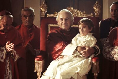 Papst Pius IX. (Paolo Pierobon, Mitte) lässt den kleinen Edgardo Mortara (Enea Sala) entführen, um aus ihm einen aufrechten Katholiken zu machen.