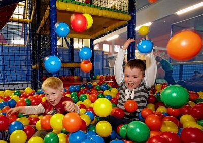 Hurra: "Happy Kids" macht alle Kinder glücklich - Im Indoorspielhaus Happy Kids sind große und kleine Kinder glücklich. Foto: Archiv Pressebüro Repert