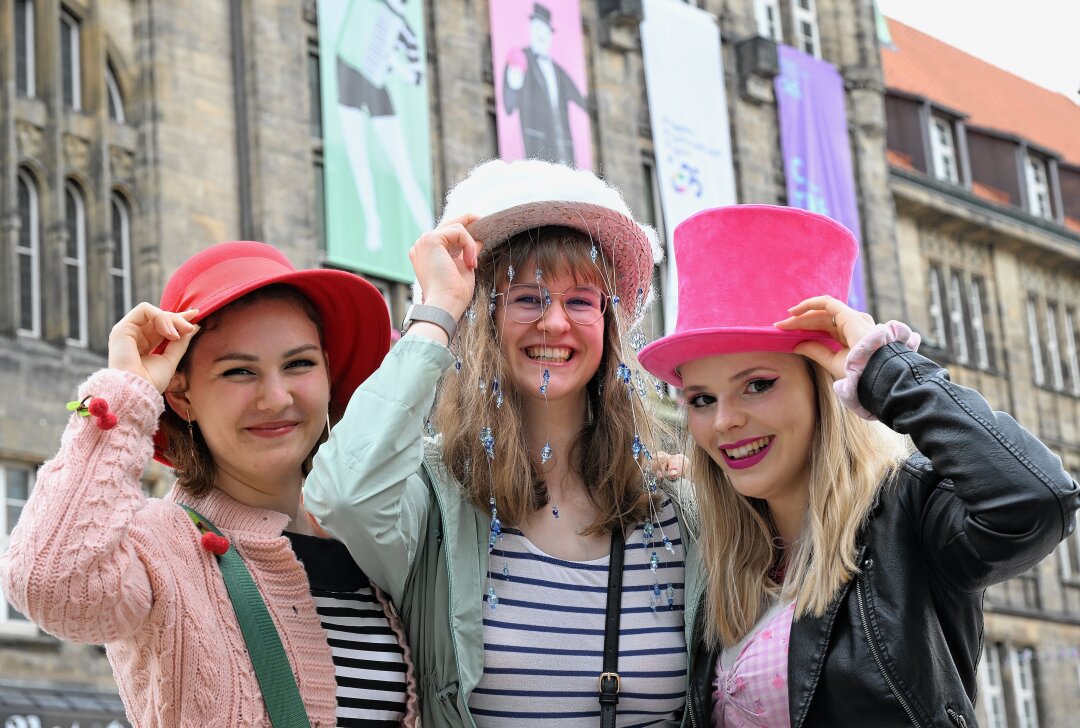 "Hut tut gut": Hutfestival in der Chemnitzer City eröffnet - Freitagnachmittag wurde das diesjährige Hutfestival gebührend eröffnet. Foto: Andreas Seidel
