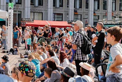 Hutfestival: Mit 40.000 Besuchern ein voller Erfolg - Ein Fest voller Live-Musik, Straßenkunst und Streetfood. Foto: Harry Härtel/haertelpress