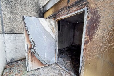 Hutholz: Droht der Abriss nach einem Brand im Hausvorbau? -  Durch die starke Rauchentwicklung wurde die Hausfassade verrußt. Foto: Harry Härtel/Härtelpress