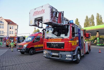 Hybridfahrzeug in Brand: Feuerwehr kühlte mit Schaum die Akkus - Gestern kam es an der Dohnaer Straße zu einem Fahrzeugbrand. Foto: Roland Halkasch