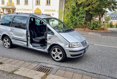 Hyundai kollidiert mit VW: Mehrere Personen samt Kind verletzt - Die Tür von dem PKW VW wurde bei dem Unfall herausgerissen Foto: Harry Härtel