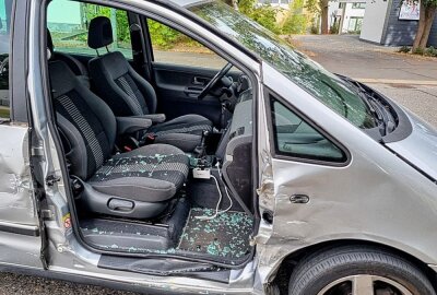 Hyundai kollidiert mit VW: Mehrere Personen samt Kind verletzt - Die Tür von dem PKW VW wurde bei dem Unfall herausgerissen Foto: Harry Härtel
