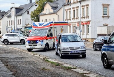 Hyundai kollidiert mit VW: Mehrere Personen samt Kind verletzt - Unfall auf der Zwickauer Straße Foto: Harry Härtel