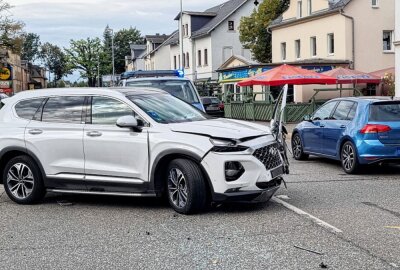 Hyundai kollidiert mit VW: Mehrere Personen samt Kind verletzt - Unfall auf der Zwickauer Straße Foto: Harry Härtel