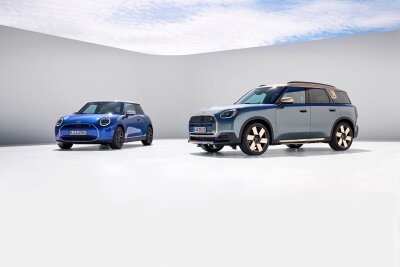 IAA-Premiere für erste Modelle der neuen Mini-Familie - Zur IAA enthüllt die BMW-Tochter Mini mit dem Cooper (l) und der Weiterentwicklung des Countryman zwei neue Baureihen.