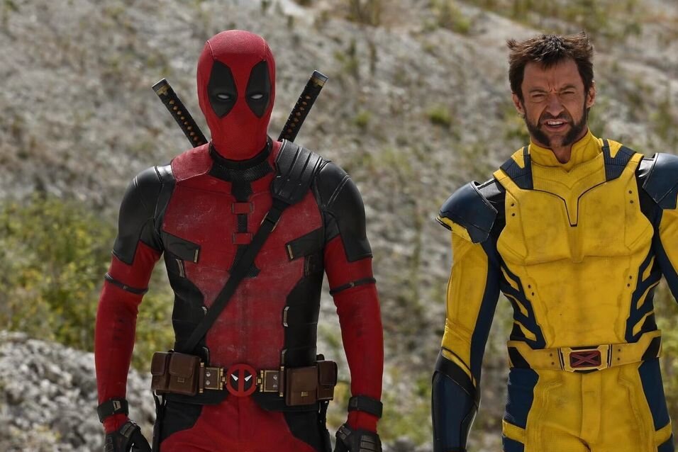 "Ich bin Marvels Jesus": So irrwitzig kehrt Deadpool in "Deadpool & Wolverine" zurück - Deadpool (Ryan Reynolds, links) und Wolverine (Hugh Jackman) treffen in "Deadpool & Wolverine" erstmalig aufeinander.