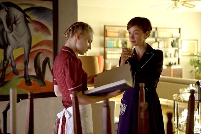 Im Haushalt der Amerikanerin Amy McCoy (Julia Koschitz) lernt Bauerntochter Marie (Elisa Schlott) eine ganz neue Welt kennen.