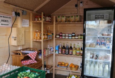 Idee verwirklicht: Wie ein Dorfladen im Vogtland stetig weiter wächst - Molkereiprodukte gibt es im Kühlschrank. Foto: Simone Zeh