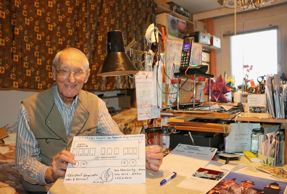 Idee zum Energiesparen: Ein 95-jähriger Plauener tüftelt unentwegt - Joachim Pannek zeigt seine Idee fürs Energiesparen auf einer Zeichnung. Foto: Simone Zeh