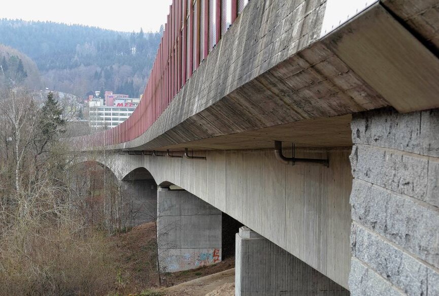Ideensuche für den "Purple Path" - Wie das ehemalige MZ-Werk könnte auch die Brücke der Zschopauer Umgehungsstraße 2025 in den "Purple Path" einbezogen werden. Foto: Andreas Bauer