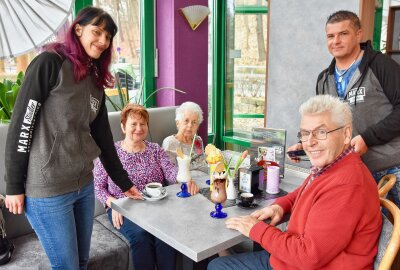 Idyllisch gelegen: Neue Betreiber von Traditionslokal in Chemnitz ziehen Bilanz - Die Gäste genießen kulinarische Köstlichkeiten im Café.Foto: Steffi Hofmann