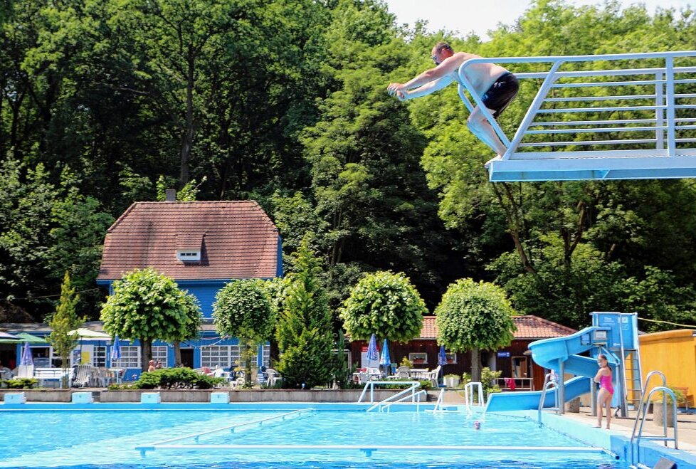 Idyllisch gelegenes Freibad Mylau öffnet in dieser Woche -  Wassergymnastik, Nachtschwimmen und Schwimmkurse werden angeboten. Foto: Simone Zeh