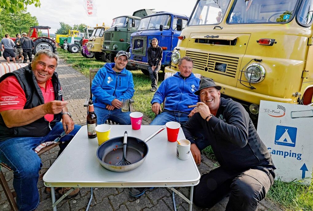 IFA-Fahrzeugfestival findet im Mai in Rebesgrün statt - Mitglieder und Freunde vom IFA-Club Vogtland kommen seit Jahren im Festivalgelände in geselliger Runde zusammen. Foto: Thomas Voigt