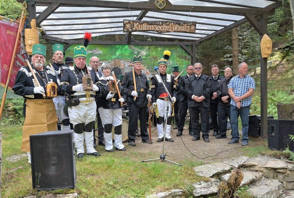 Die IG Historischer Erzbergbau Lößnitz hatte sich zum Geburtstag Trachtenabordnungen befreundeter Vereine eingeladen.Foto: Ralf Wendland