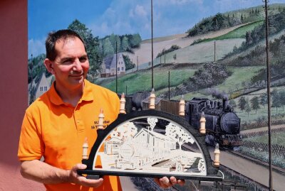 IG Schmalspurbahn "Thumer Netz" lädt zur Versteigerung eines Unikates ein - Markus Nestler präsentiert den zu versteigernden Schwibbogen. Foto: Ilka Ruck