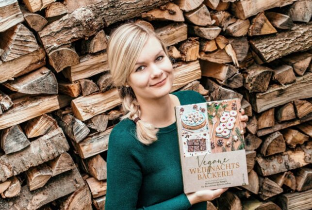 Ihr Kilolein kommet: Chemnitzerin lädt zur "veganen Weihnachtsbäckerei" - Caroline Loße mit ihrem neuen Buch. Foto: privat
