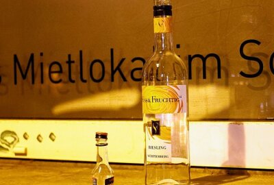 Illegale Feier in Chemnitz: Großeinsatz von Polizei und Rettungsdienst - Alkoholflaschen von der illegalen Feier. Foto: Harry Härtel