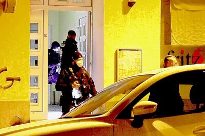 Illegale Feier in Chemnitz: Großeinsatz von Polizei und Rettungsdienst - Großeinsatz von der Polizei und dem Rettungsdienst auf der Limbacher Straße/ Fritz-Matschke-Straße. Foto: Harry Härtel