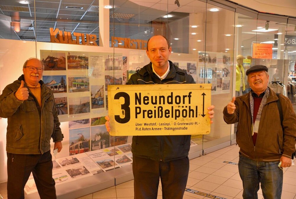 Im Bild von links: Heinz Tonndorf, Jörg Rößiger und Peter Winkler präsentieren das aktuelle Kultur-Fenster in den Kolonnaden. Foto: Karsten Repert