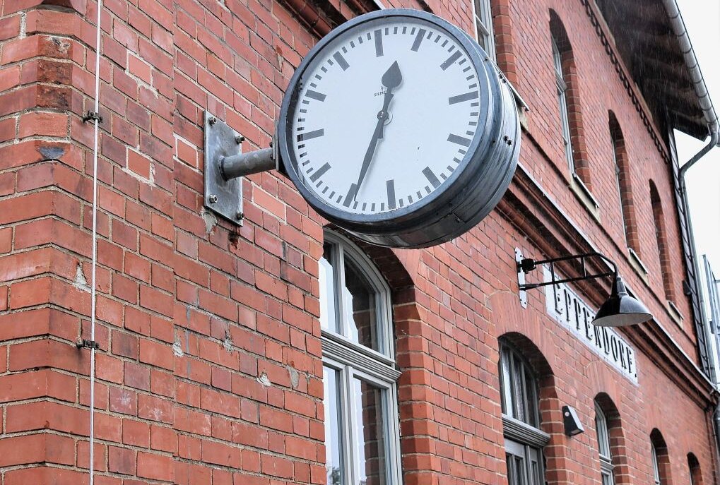 Damit die Uhr am Alten Bahnhof in Eppendorf auch künftig die richtige Zeit anzeigt, wurden zum Tag der offenen Tür auch Spenden für den Erhalt des Chronometers gesammelt. Foto: Knut Berger