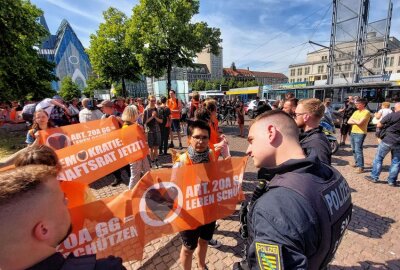 Im Berufsverkehr: "Letzte Generation" versucht Protestmarsch durch Leipzig zu starten - Protestmarsch der letzten Generation in Leipzig. Foto: Christian Grube